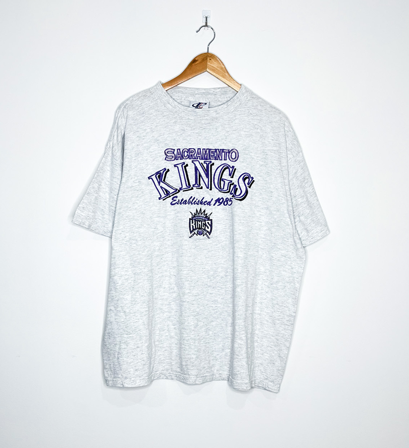 SACREMENTO KINGS EMBROIDERED VINTAGE TEE