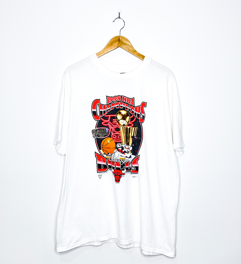 CHICAGO BULLS "1998 NBA CHAMPIONS" VINTAGE TROPHY TEE
