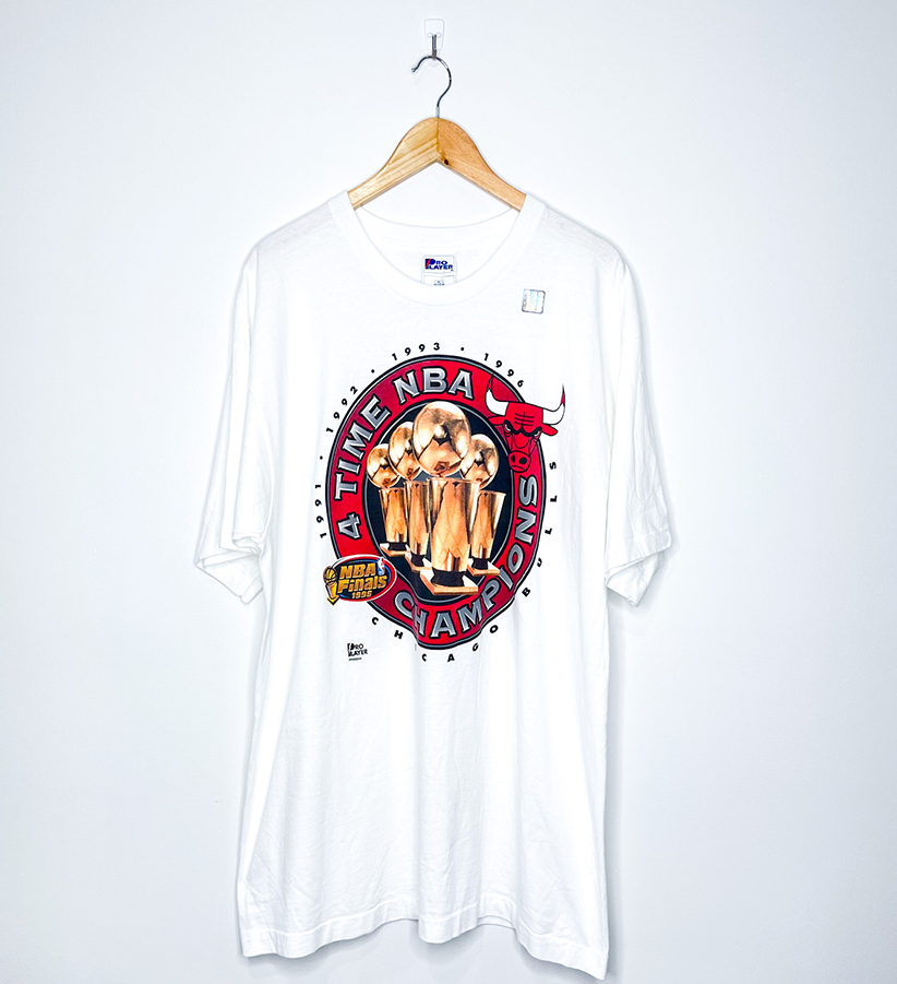 CHICAGO BULLS "4 Time NBA Champions" TROPHY TEE (Deadstock)