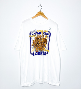 LOS ANGELES LAKERS "2010 NBA Champions" CARICATURE TEE (Deadstock)