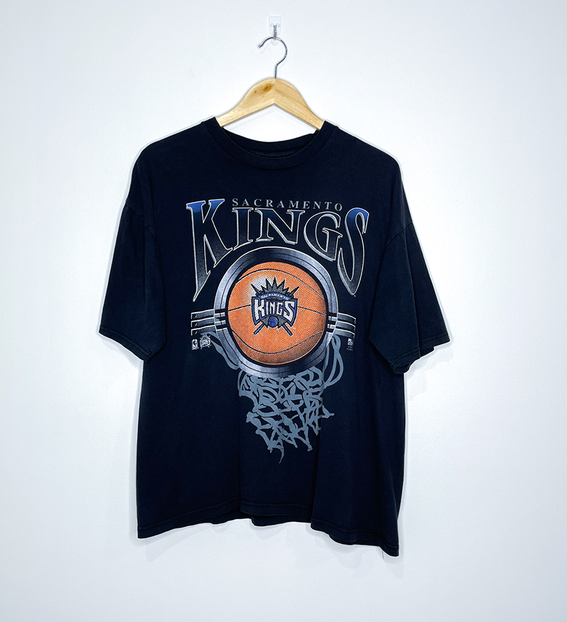 SACRAMENTO KINGS VINTAGE SPELLOUT TEE