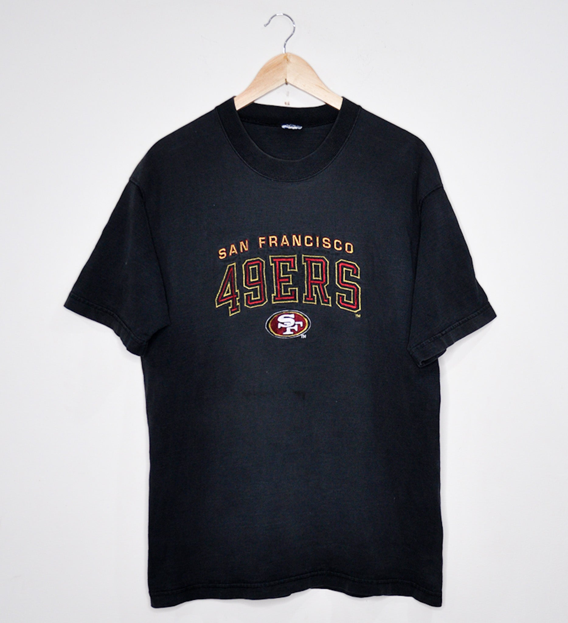 SAN FRANSISCO 49ERS EMBROIDERED SPELLOUT TEE